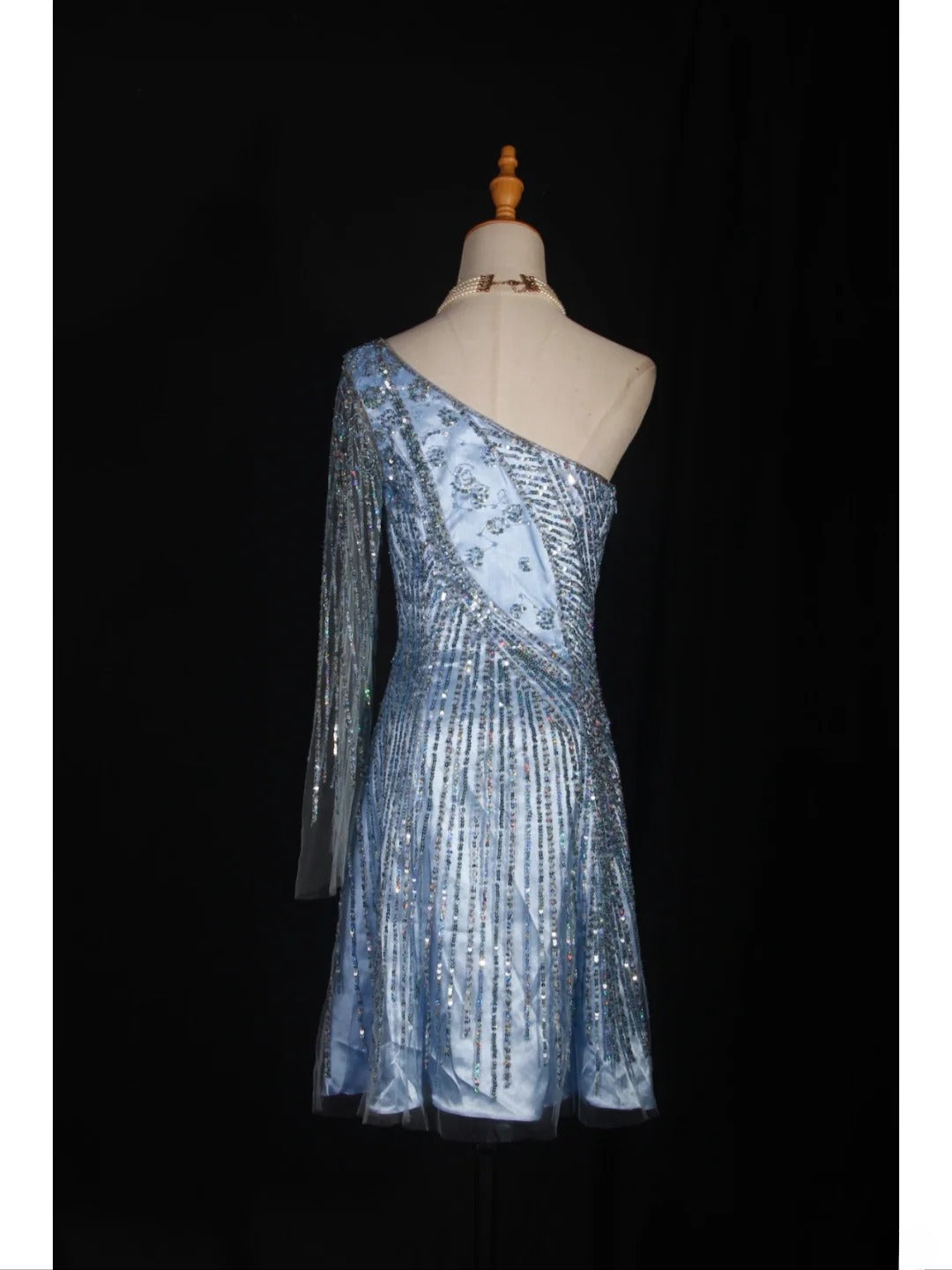 Retro-Kleid im Stil der 1950er Jahre: Kurzes, hellblaues Satin-Kleid in A-Linie mit One-Shoulder-Schnitt, ideal für den 16. Geburtstag oder als Abschlussballkleid (Modell AS303).