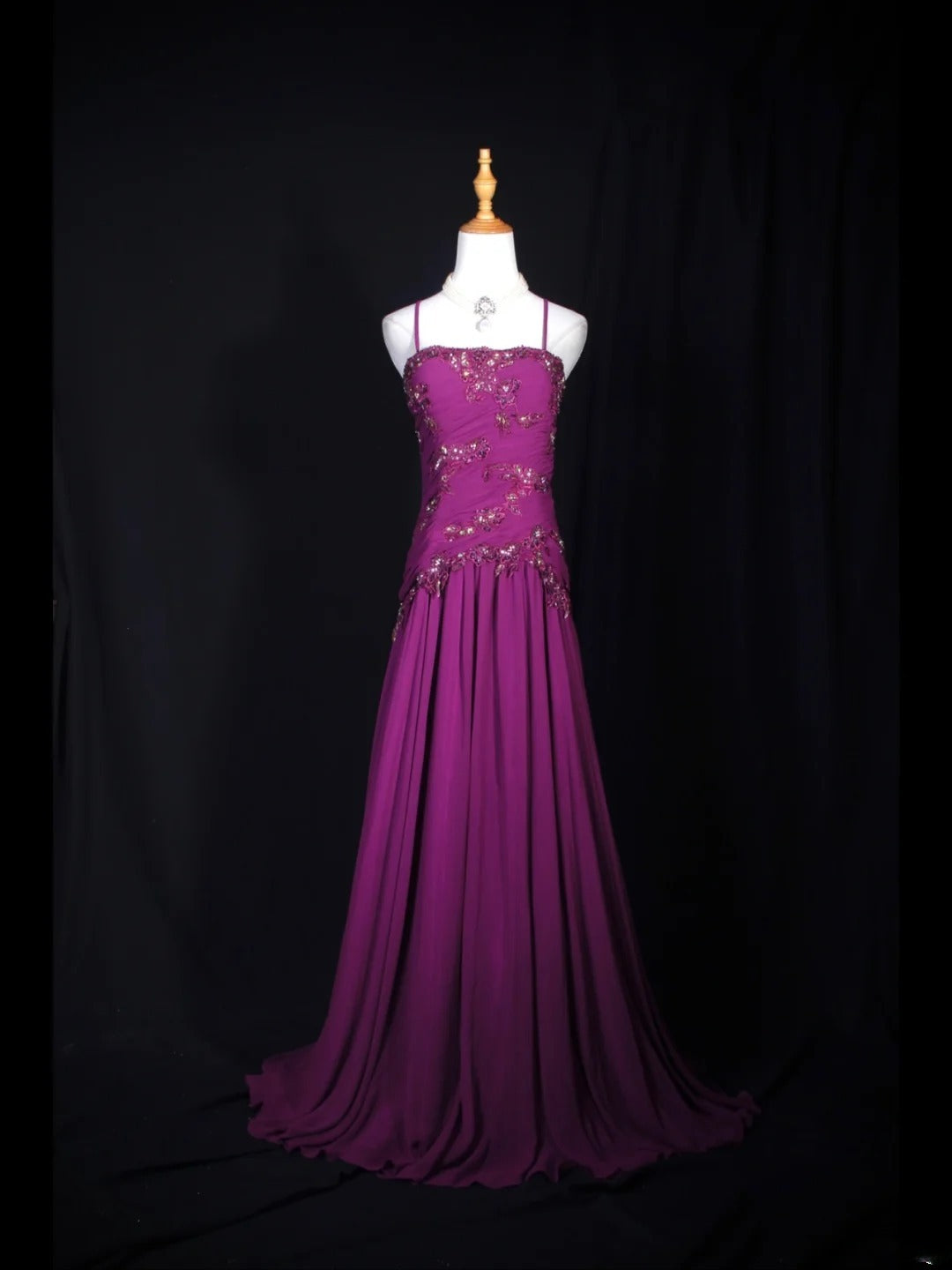 Vintage A-Linien-Abendkleid im 70er-Jahre-Stil mit Spaghettiträgern, weinrotem Chiffon und Perlen – Inspiration für das Outfit zum 20. Geburtstag, festliche Abendkleider AS306