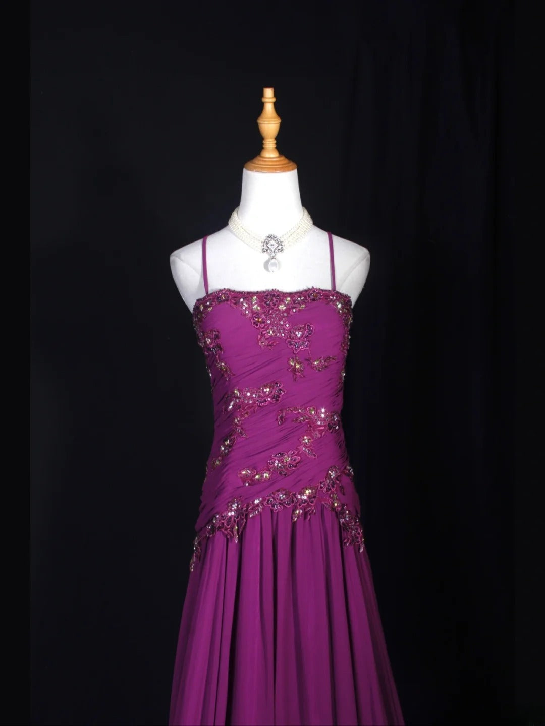 Vintage A-Linien-Abendkleid im 70er-Jahre-Stil mit Spaghettiträgern, weinrotem Chiffon und Perlen – Inspiration für das Outfit zum 20. Geburtstag, festliche Abendkleider AS306