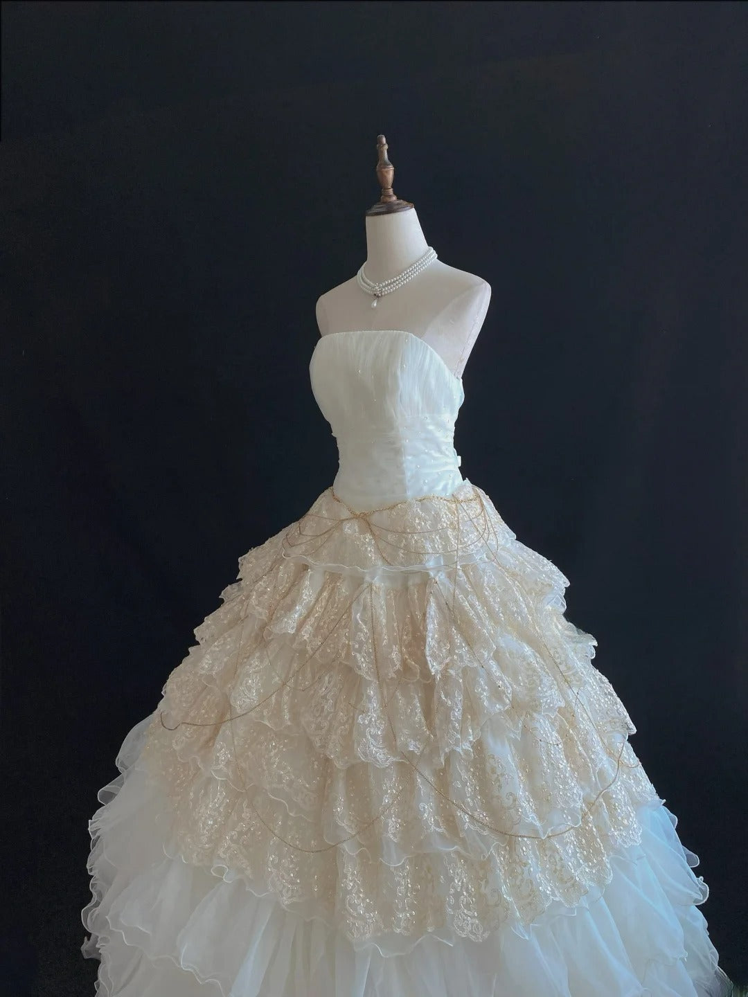 Vintage 70s Ball Gown Strapless Ivory Tulle Gold Lace Sweep Train With Tiered Layers Brides Gown Bridal Dress Wedding Dresses RB7755