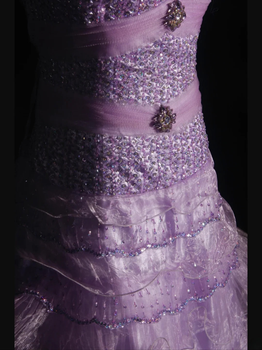 Vintage 70er-Jahre Ballkleid mit Herzausschnitt, lilafarbenem, perlenbesetztem Oberteil, plissiertem Rock, langem Schnitt, perfektes Outfit für den 21. Geburtstag, Modell AS310