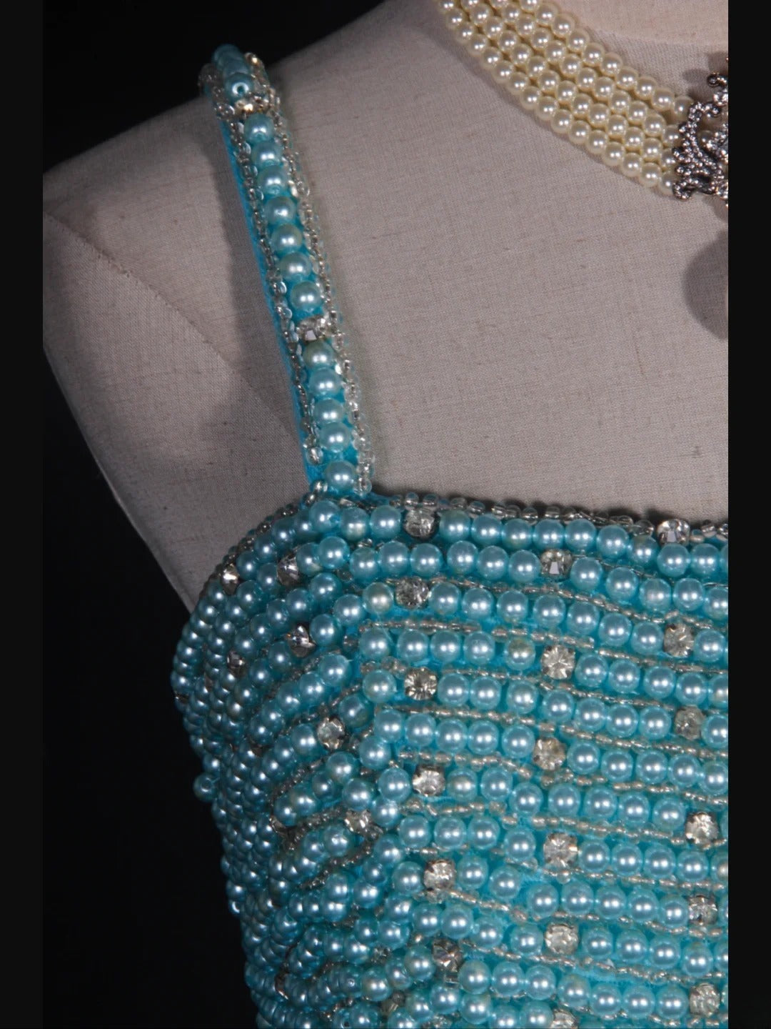 Robe de bal longue vintage années 90, coupe trapèze, bretelles spaghetti, tulle bleu orné de perles - Inspiration pour une tenue de 20e anniversaire - Robe de soirée AS314