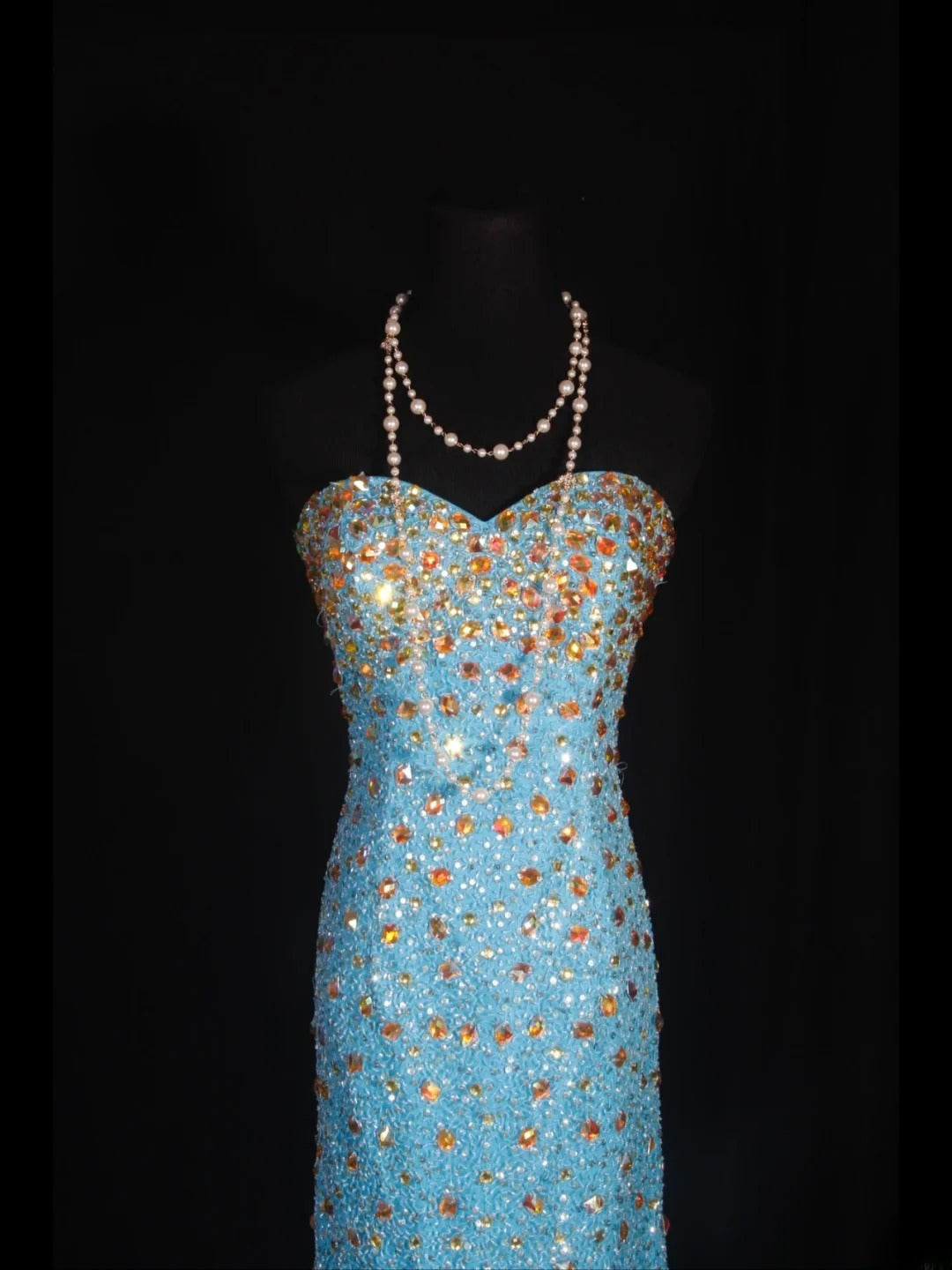Vintage Meerjungfrauen-Abendkleid im 80er-Jahre-Stil mit blauen Perlen und goldenen Pailletten – Inspiration für das Outfit zum 20. Geburtstag – Abendkleid AS325
