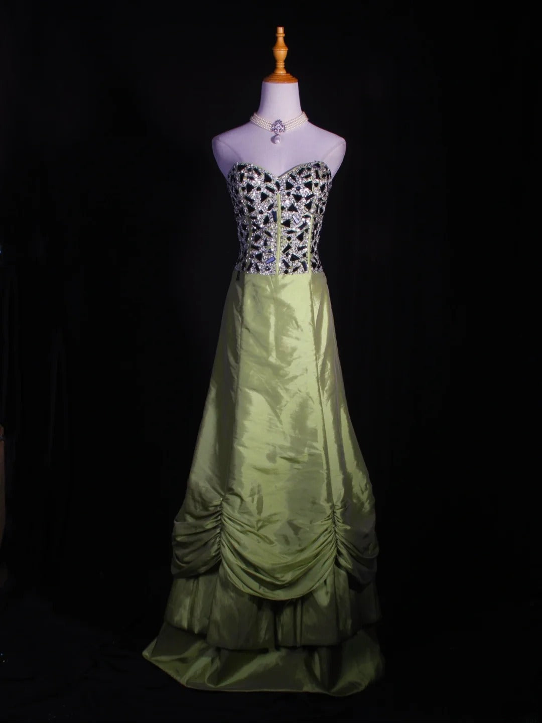 Retro-Abendkleid im 60er-Jahre-Stil: A-Linie, olivgrüner Taft mit silbernen Schmucksteinen, Inspiration für den 22. Geburtstag, formelles Abendkleid AS326
