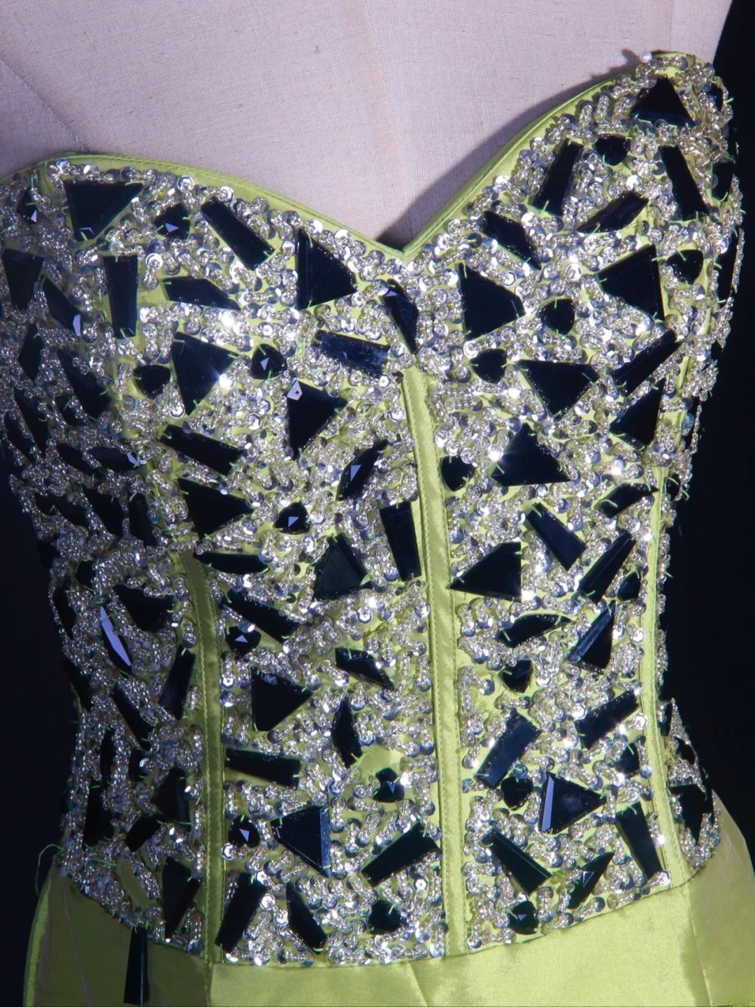 Retro-Abendkleid im 60er-Jahre-Stil: A-Linie, olivgrüner Taft mit silbernen Schmucksteinen, Inspiration für den 22. Geburtstag, formelles Abendkleid AS326