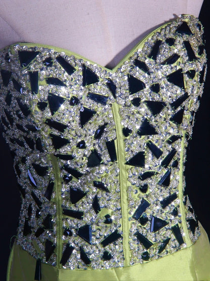 Retro-Abendkleid im 60er-Jahre-Stil: A-Linie, olivgrüner Taft mit silbernen Schmucksteinen, Inspiration für den 22. Geburtstag, formelles Abendkleid AS326