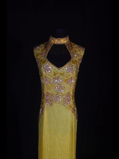 Retro-Kleid im 60er-Jahre-Stil: Gelbes Chiffon-Etui-Kleid mit hohem Kragen und Schmucksteinen – Inspiration für den 22. Geburtstag – Abendkleid AS330