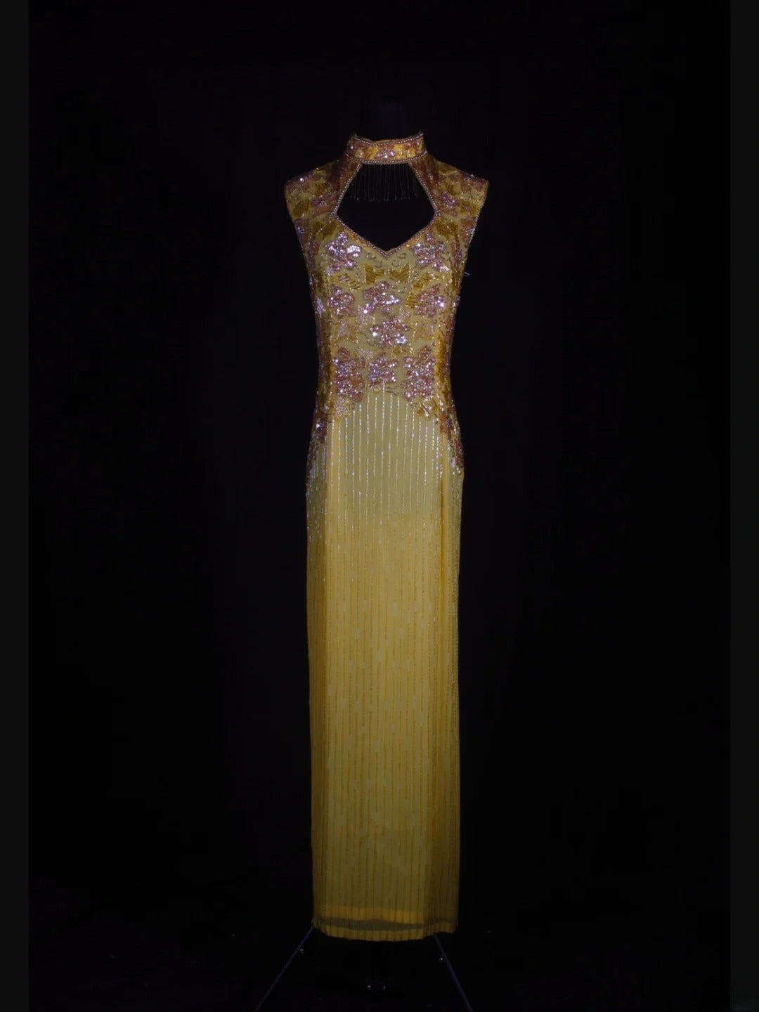 Retro-Kleid im 60er-Jahre-Stil: Gelbes Chiffon-Etui-Kleid mit hohem Kragen und Schmucksteinen – Inspiration für den 22. Geburtstag – Abendkleid AS330