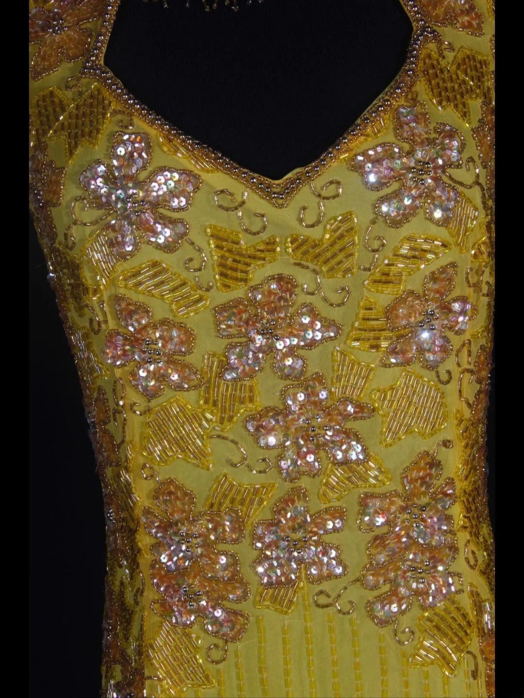 Retro-Kleid im 60er-Jahre-Stil: Gelbes Chiffon-Etui-Kleid mit hohem Kragen und Schmucksteinen – Inspiration für den 22. Geburtstag – Abendkleid AS330
