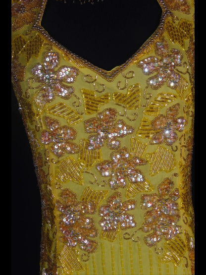 Retro-Kleid im 60er-Jahre-Stil: Gelbes Chiffon-Etui-Kleid mit hohem Kragen und Schmucksteinen – Inspiration für den 22. Geburtstag – Abendkleid AS330