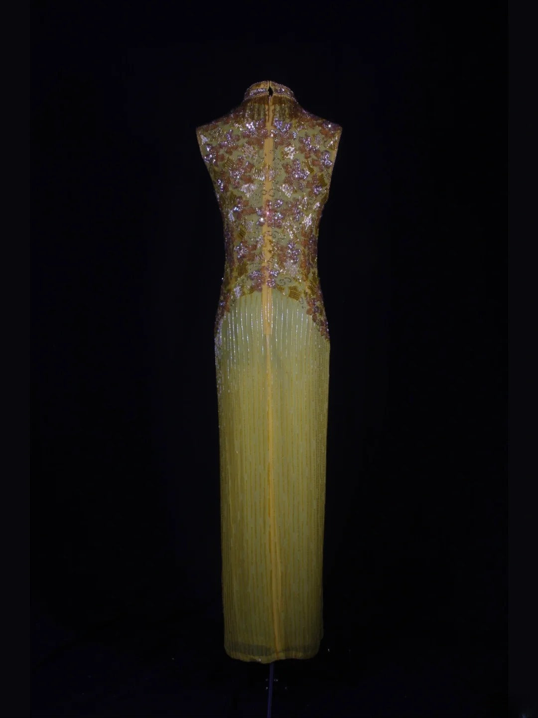 Retro-Kleid im 60er-Jahre-Stil: Gelbes Chiffon-Etui-Kleid mit hohem Kragen und Schmucksteinen – Inspiration für den 22. Geburtstag – Abendkleid AS330