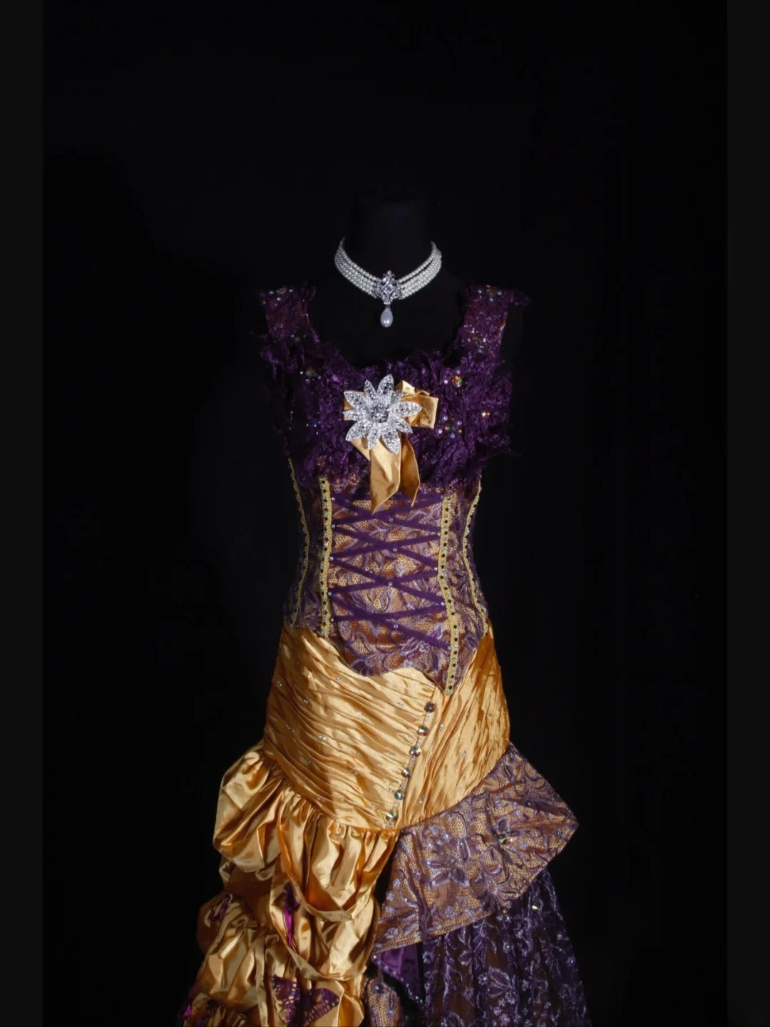Vintage Meerjungfrauenkleid aus den 1970er Jahren mit eckigem Ausschnitt, goldfarbenem Oberteil und applizierten Perlen – Inspiration für ein langes Ballkleid zum 19. Geburtstag (AS338)