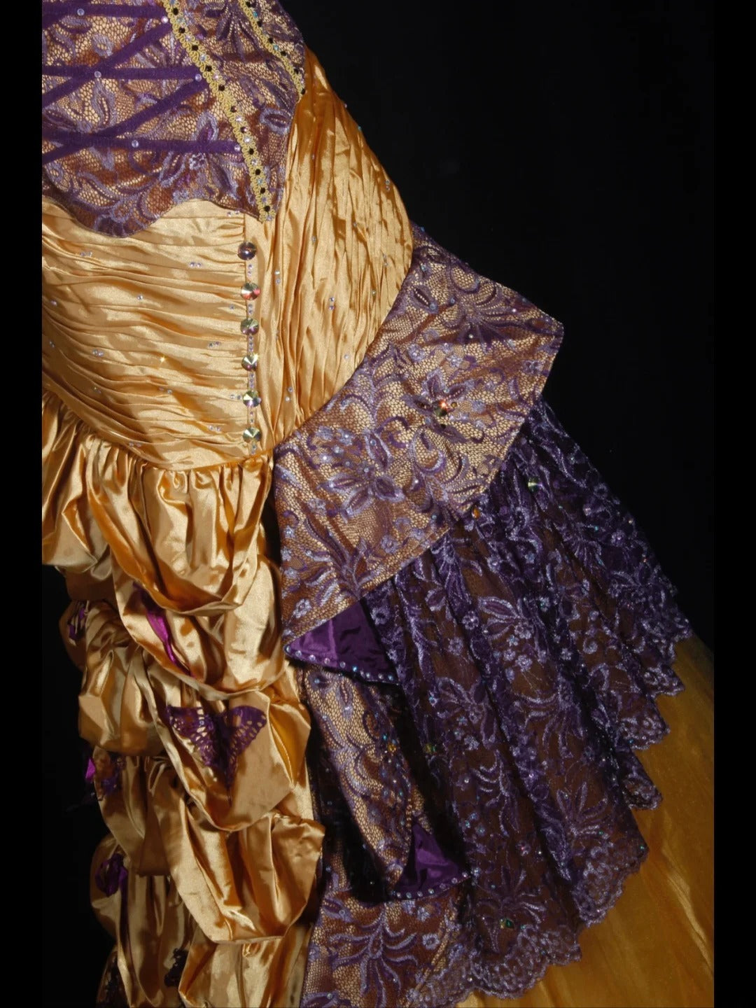 Vintage Meerjungfrauenkleid aus den 1970er Jahren mit eckigem Ausschnitt, goldfarbenem Oberteil und applizierten Perlen – Inspiration für ein langes Ballkleid zum 19. Geburtstag (AS338)