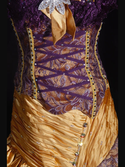 Vintage Meerjungfrauenkleid aus den 1970er Jahren mit eckigem Ausschnitt, goldfarbenem Oberteil und applizierten Perlen – Inspiration für ein langes Ballkleid zum 19. Geburtstag (AS338)