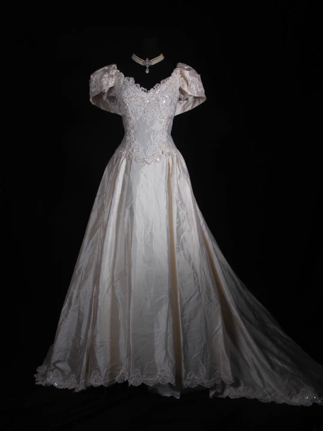 Retro-Brautkleid im Stil der 1950er Jahre: Ballkleid mit V-Ausschnitt, Perlenbesatz, Ärmeln und Spitze, auch in kleinen/großen Größen erhältlich, für standesamtliche Trauungen im Sommer (Modell AS339).