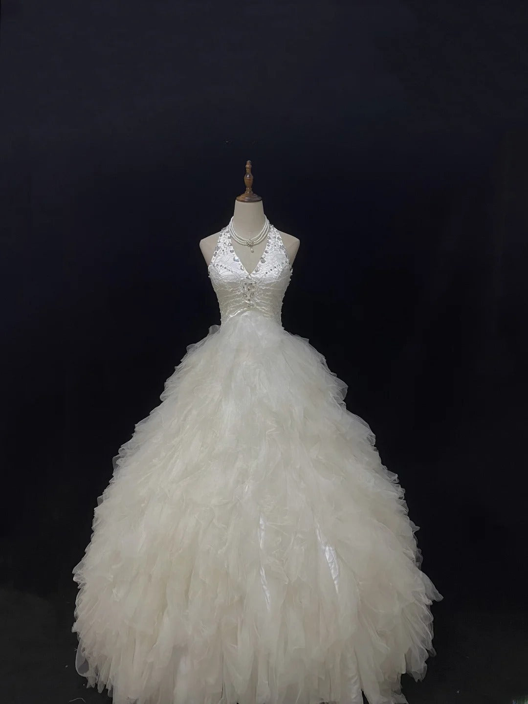 Beautiful Ball Gown Halter Sleeveless Tulle With Beading Long Groom Bride Gown Bridal Dress Modest Wedding Dresses RB7790