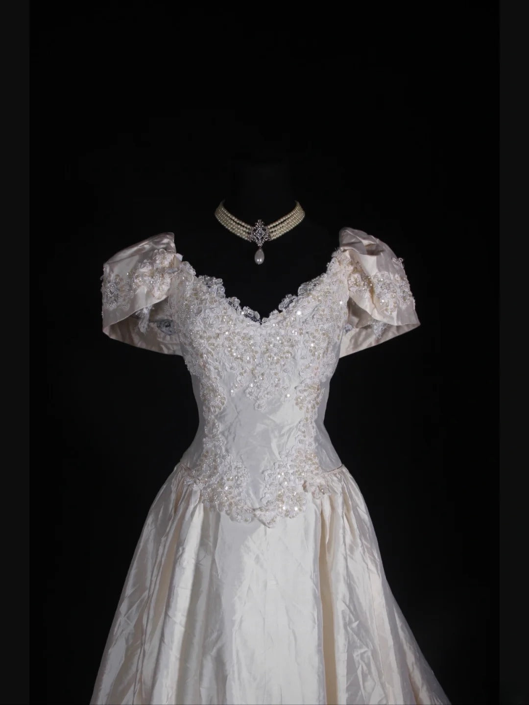 Retro-Brautkleid im Stil der 1950er Jahre: Ballkleid mit V-Ausschnitt, Perlenbesatz, Ärmeln und Spitze, auch in kleinen/großen Größen erhältlich, für standesamtliche Trauungen im Sommer (Modell AS339).