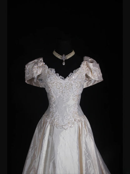 Retro-Brautkleid im Stil der 1950er Jahre: Ballkleid mit V-Ausschnitt, Perlenbesatz, Ärmeln und Spitze, auch in kleinen/großen Größen erhältlich, für standesamtliche Trauungen im Sommer (Modell AS339).