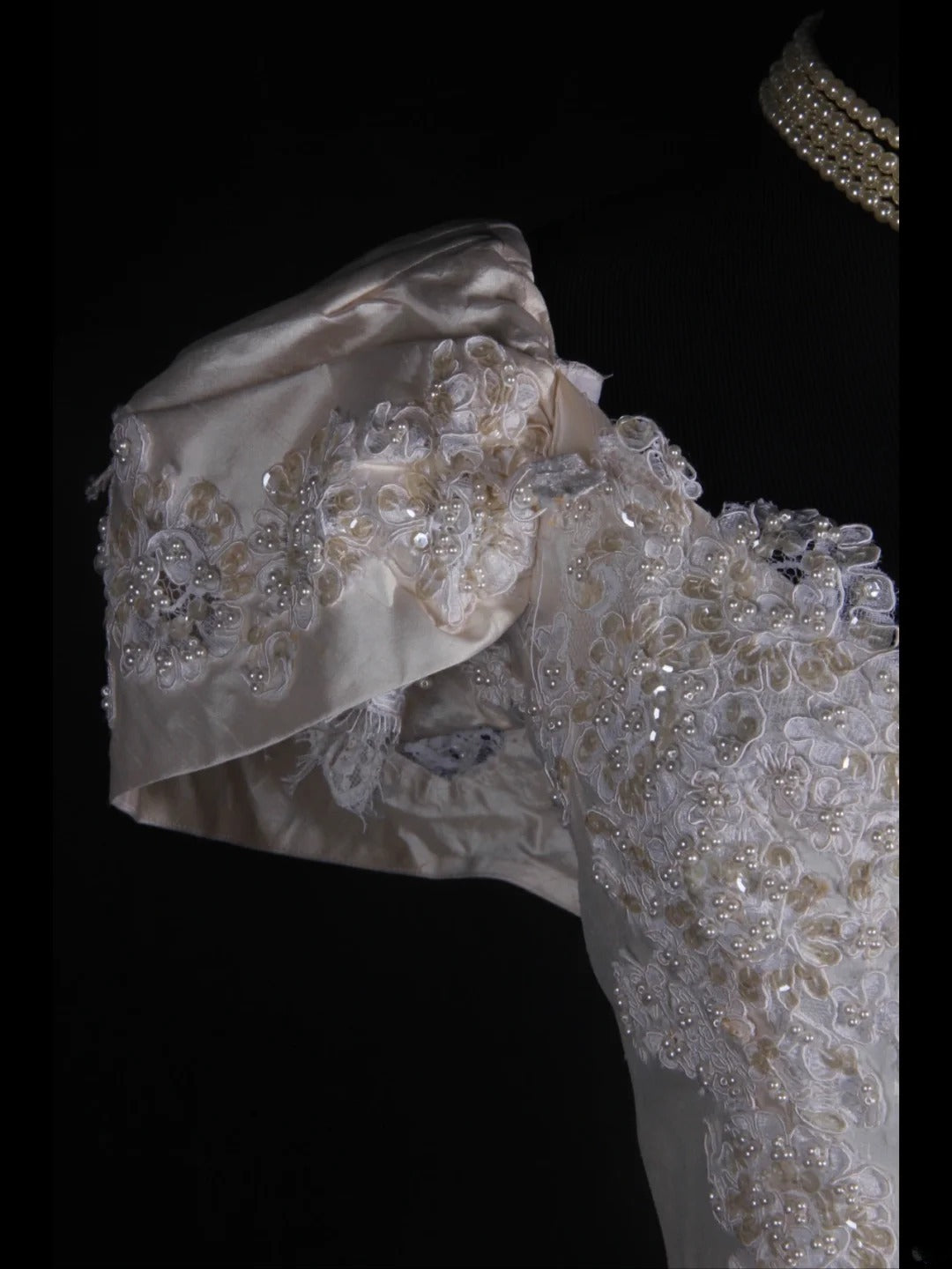 Retro-Brautkleid im Stil der 1950er Jahre: Ballkleid mit V-Ausschnitt, Perlenbesatz, Ärmeln und Spitze, auch in kleinen/großen Größen erhältlich, für standesamtliche Trauungen im Sommer (Modell AS339).