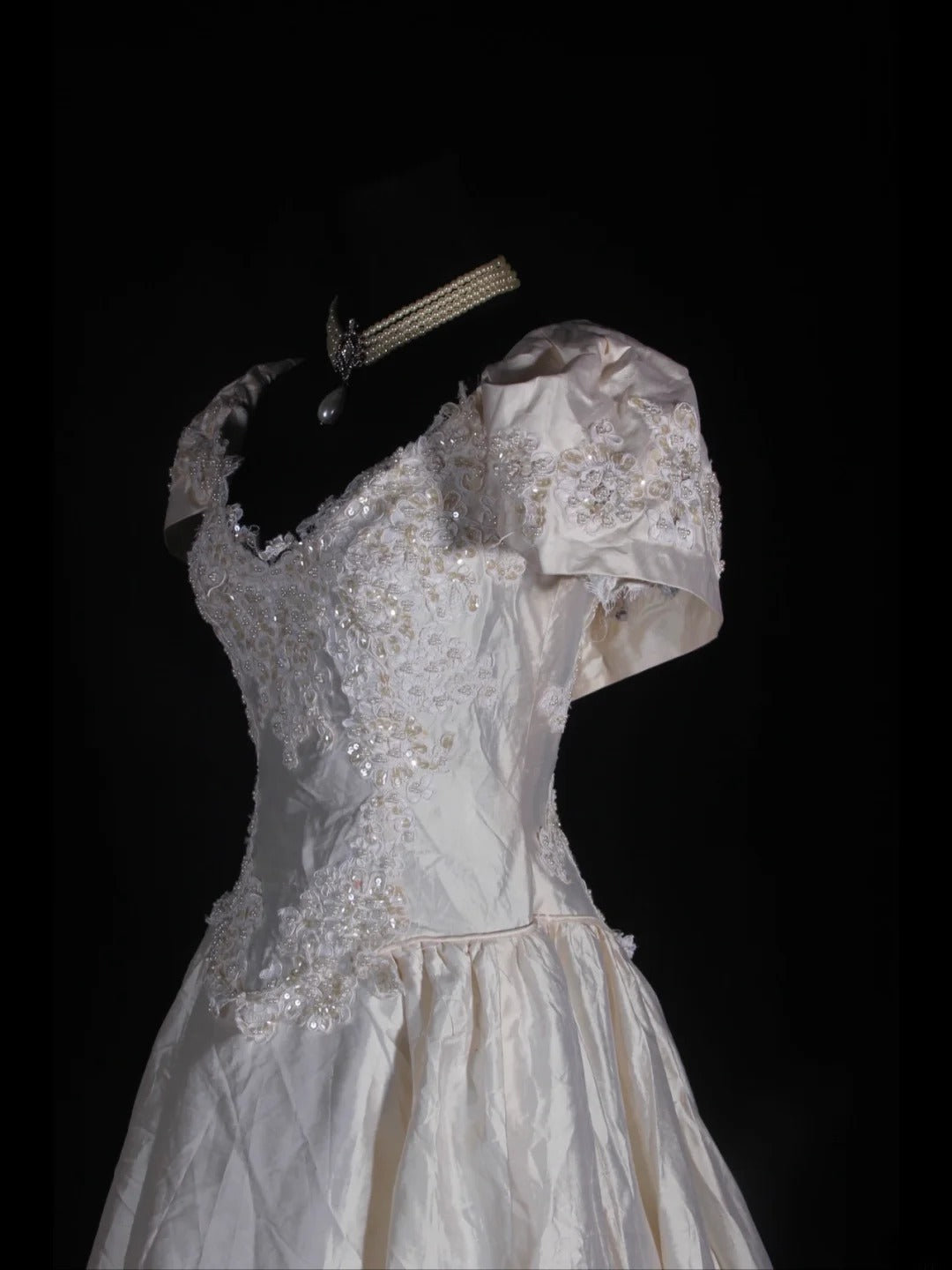 Retro-Brautkleid im Stil der 1950er Jahre: Ballkleid mit V-Ausschnitt, Perlenbesatz, Ärmeln und Spitze, auch in kleinen/großen Größen erhältlich, für standesamtliche Trauungen im Sommer (Modell AS339).