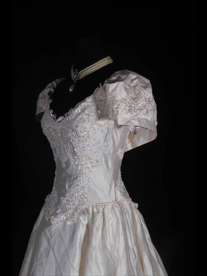 Retro-Brautkleid im Stil der 1950er Jahre: Ballkleid mit V-Ausschnitt, Perlenbesatz, Ärmeln und Spitze, auch in kleinen/großen Größen erhältlich, für standesamtliche Trauungen im Sommer (Modell AS339).