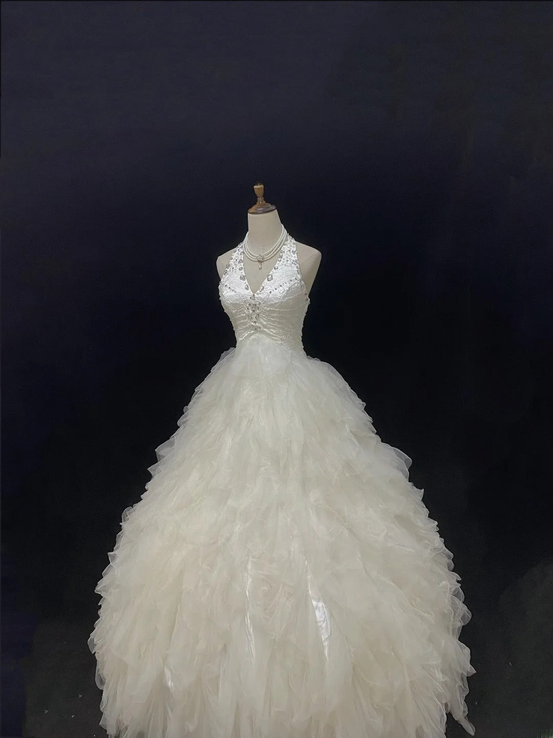 Beautiful Ball Gown Halter Sleeveless Tulle With Beading Long Groom Bride Gown Bridal Dress Modest Wedding Dresses RB7790
