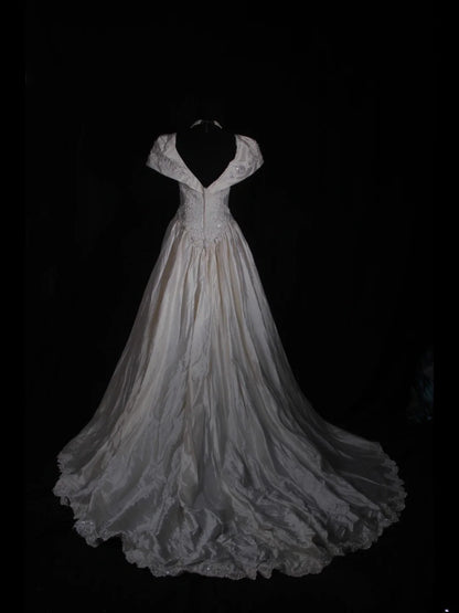 Retro-Brautkleid im Stil der 1950er Jahre: Ballkleid mit V-Ausschnitt, Perlenbesatz, Ärmeln und Spitze, auch in kleinen/großen Größen erhältlich, für standesamtliche Trauungen im Sommer (Modell AS339).