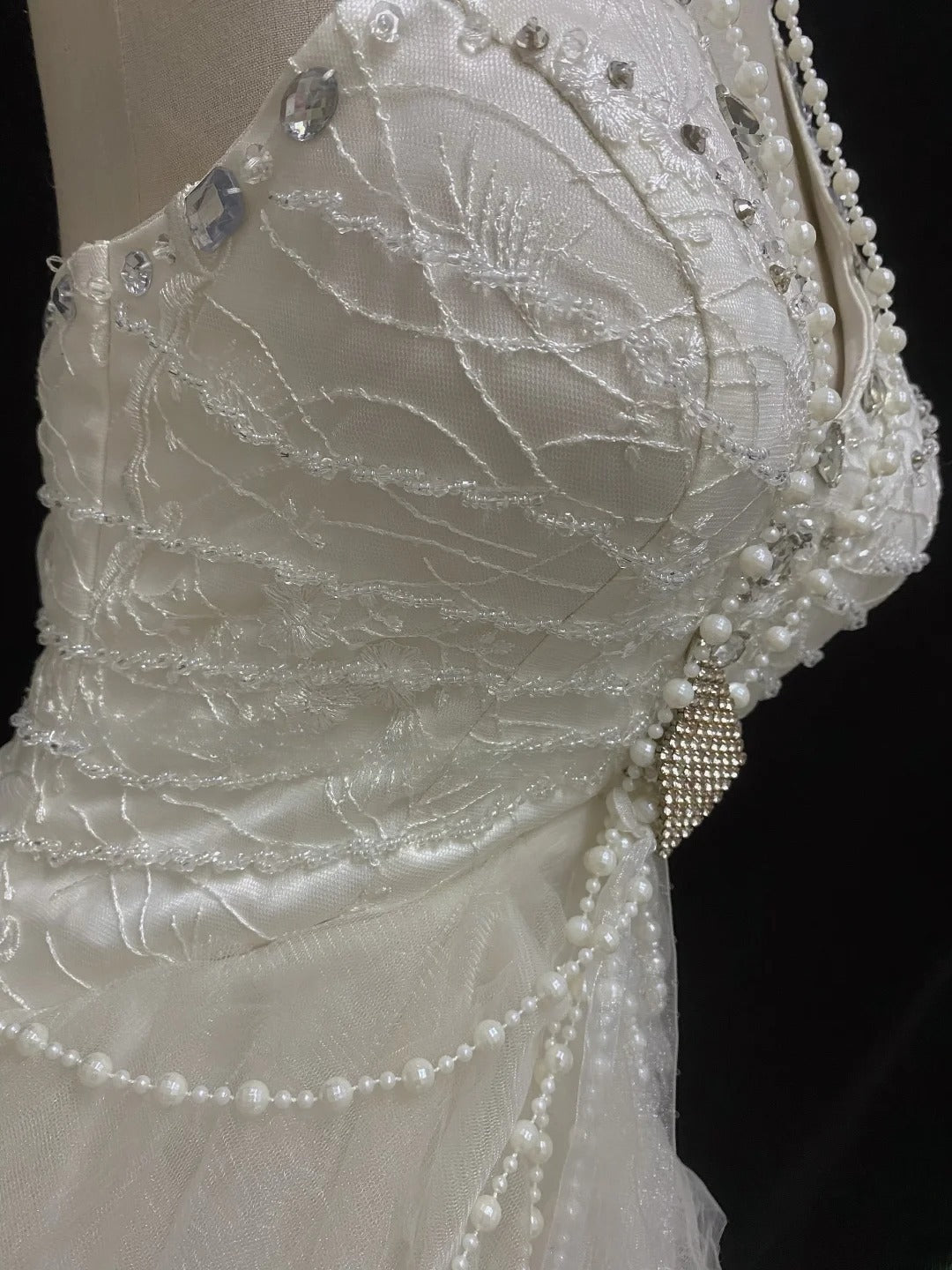 Beautiful Ball Gown Halter Sleeveless Tulle With Beading Long Groom Bride Gown Bridal Dress Modest Wedding Dresses RB7790