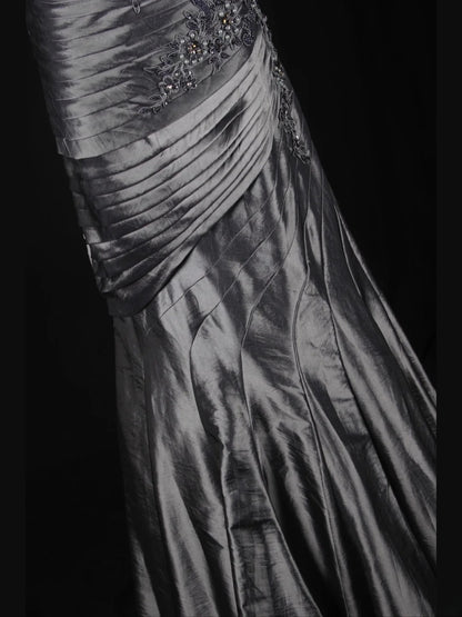 Robe de bal longue vintage sirène grise asymétrique des années 1970 avec corsage orné de perles appliquées. Inspiration pour une tenue de 19e anniversaire ou une robe de soirée (AS344).