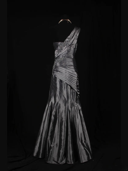 Robe de bal longue vintage sirène grise asymétrique des années 1970 avec corsage orné de perles appliquées. Inspiration pour une tenue de 19e anniversaire ou une robe de soirée (AS344).