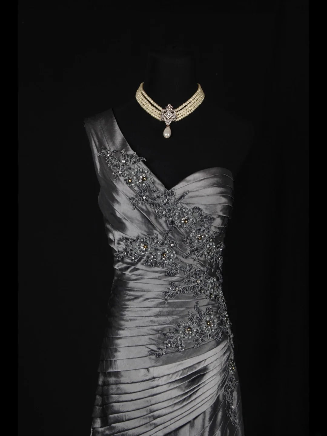 Robe de bal longue vintage sirène grise asymétrique des années 1970 avec corsage orné de perles appliquées. Inspiration pour une tenue de 19e anniversaire ou une robe de soirée (AS344).
