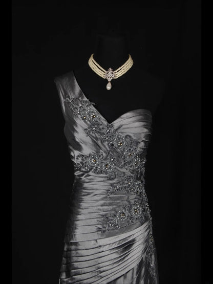 Robe de bal longue vintage sirène grise asymétrique des années 1970 avec corsage orné de perles appliquées. Inspiration pour une tenue de 19e anniversaire ou une robe de soirée (AS344).