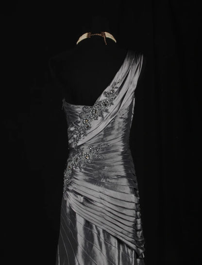 Robe de bal longue vintage sirène grise asymétrique des années 1970 avec corsage orné de perles appliquées. Inspiration pour une tenue de 19e anniversaire ou une robe de soirée (AS344).