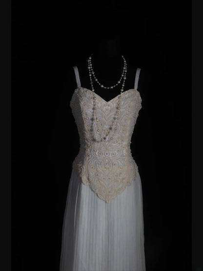 Robe de bal rétro années 60, coupe trapèze, bretelles spaghetti, mousseline blanche ornée de perles, inspiration pour une tenue de 22e anniversaire, robe de soirée AS345