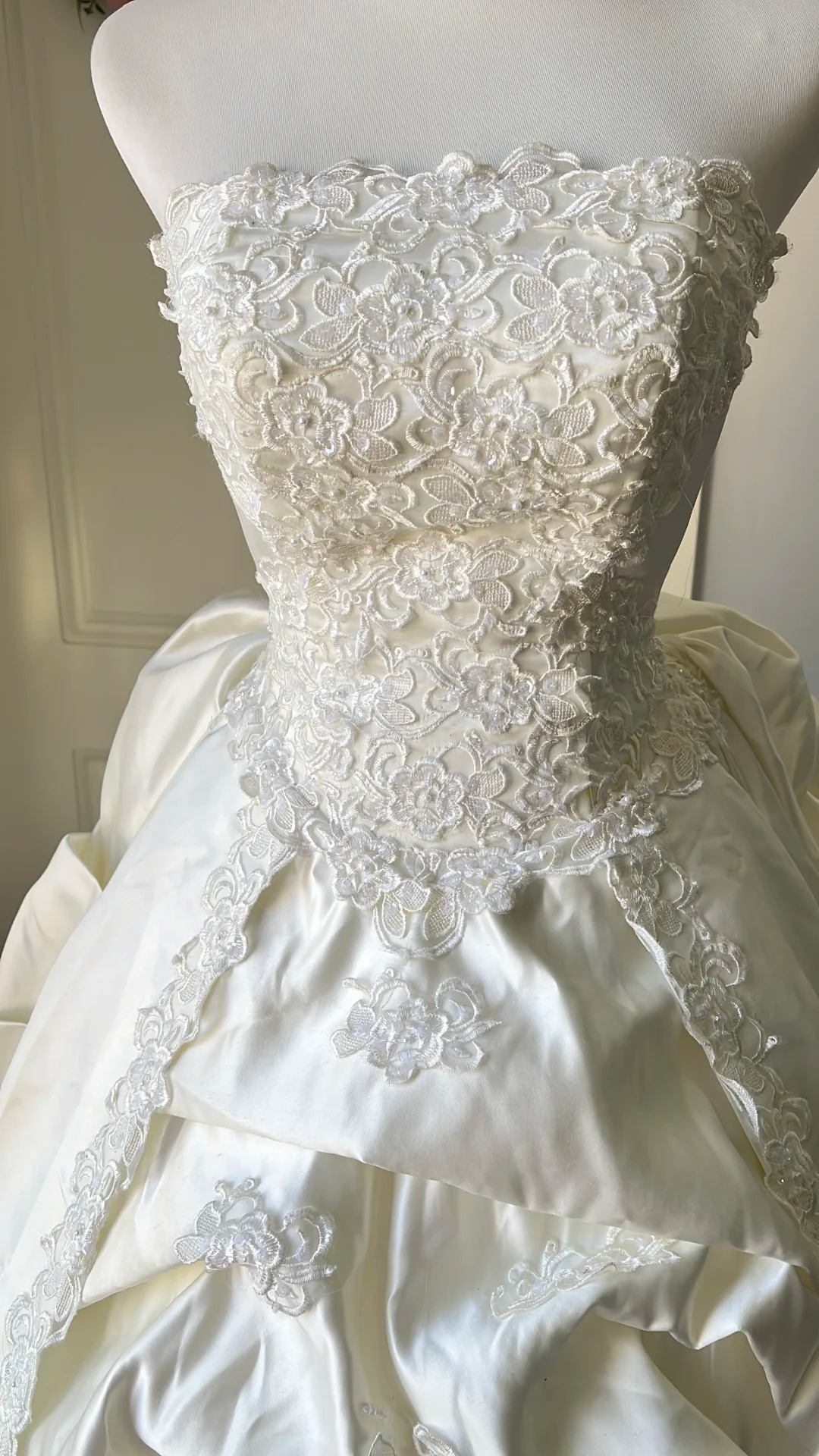Timeless Wedding Dress Ball Gown Strapless Satin White With Appliques Long Bridal Gown RC0670