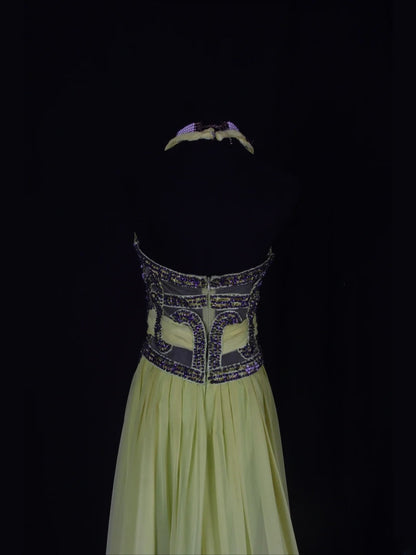 Vintage A-Linien-Abendkleid im 80er-Jahre-Stil mit Neckholder, gelb-traubenfarbenem Chiffon und Perlenbesatz, Rüschen und Perlenbesatz – Inspiration für Geburtstagsoutfits und festliche Abendkleider AS348