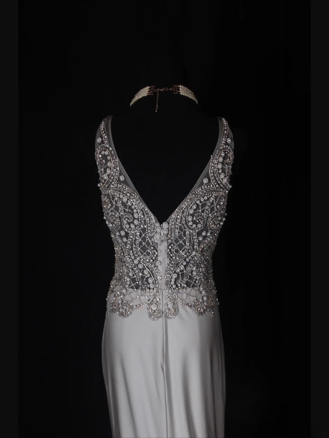 Vintage Meerjungfrauen-Abendkleid mit V-Ausschnitt, silberfarben, 1970er Jahre, mit silbernen Perlen am Oberteil, Inspiration für den 19. Geburtstag, formelles Abendkleid AS354