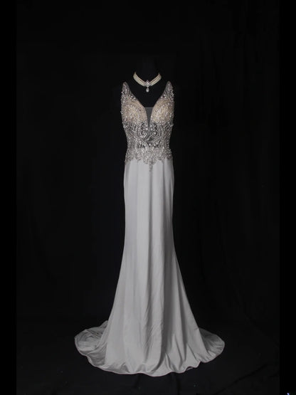 Vintage Meerjungfrauen-Abendkleid mit V-Ausschnitt, silberfarben, 1970er Jahre, mit silbernen Perlen am Oberteil, Inspiration für den 19. Geburtstag, formelles Abendkleid AS354