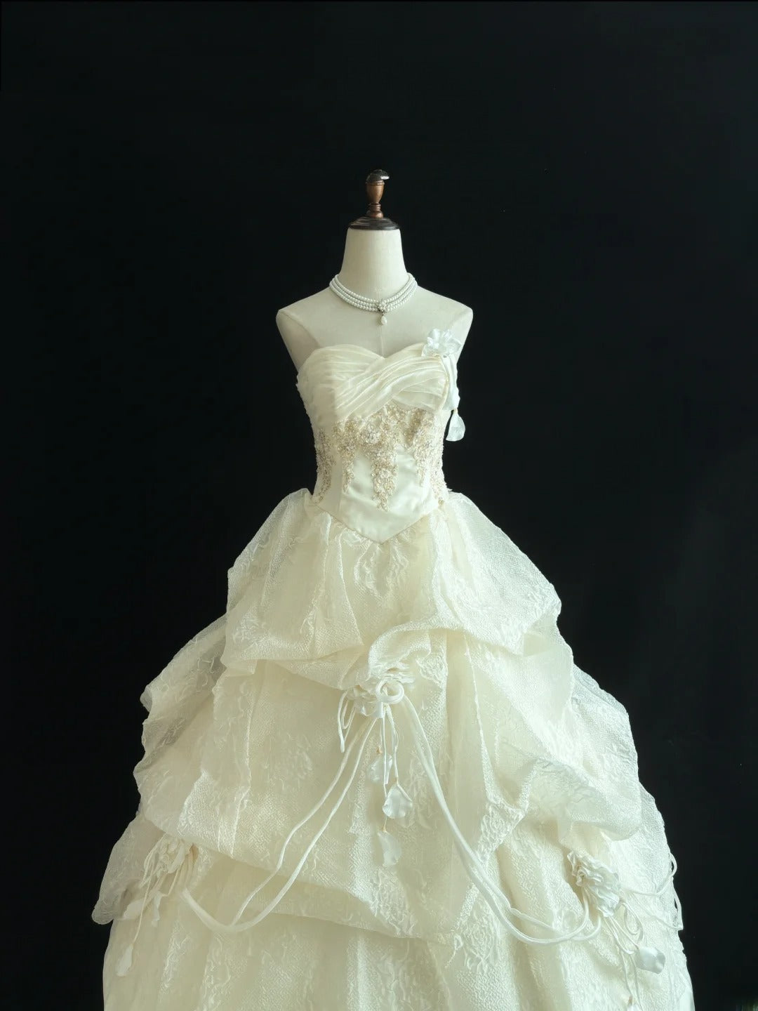 Vintage 70s Ball Gown Sweetheart Ivory Tulle Lace Sweep Train With Tiered Layers Brides Gown Bridal Dress Wedding Dresses RB7809