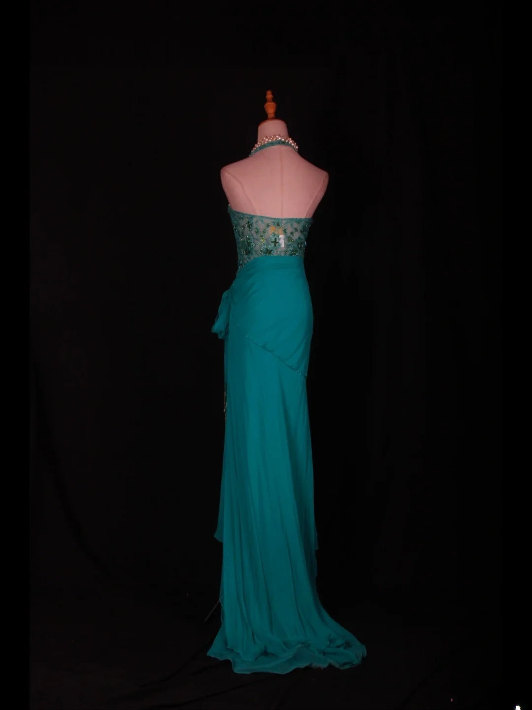 Retro-60er-Jahre-Abendkleid aus blauem Chiffon mit asymmetrischem V-Ausschnitt, Perlen und Spitze – Inspiration für das Outfit zum 22. Geburtstag (AS360)