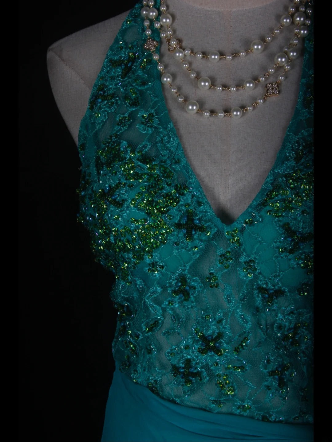 Retro-60er-Jahre-Abendkleid aus blauem Chiffon mit asymmetrischem V-Ausschnitt, Perlen und Spitze – Inspiration für das Outfit zum 22. Geburtstag (AS360)