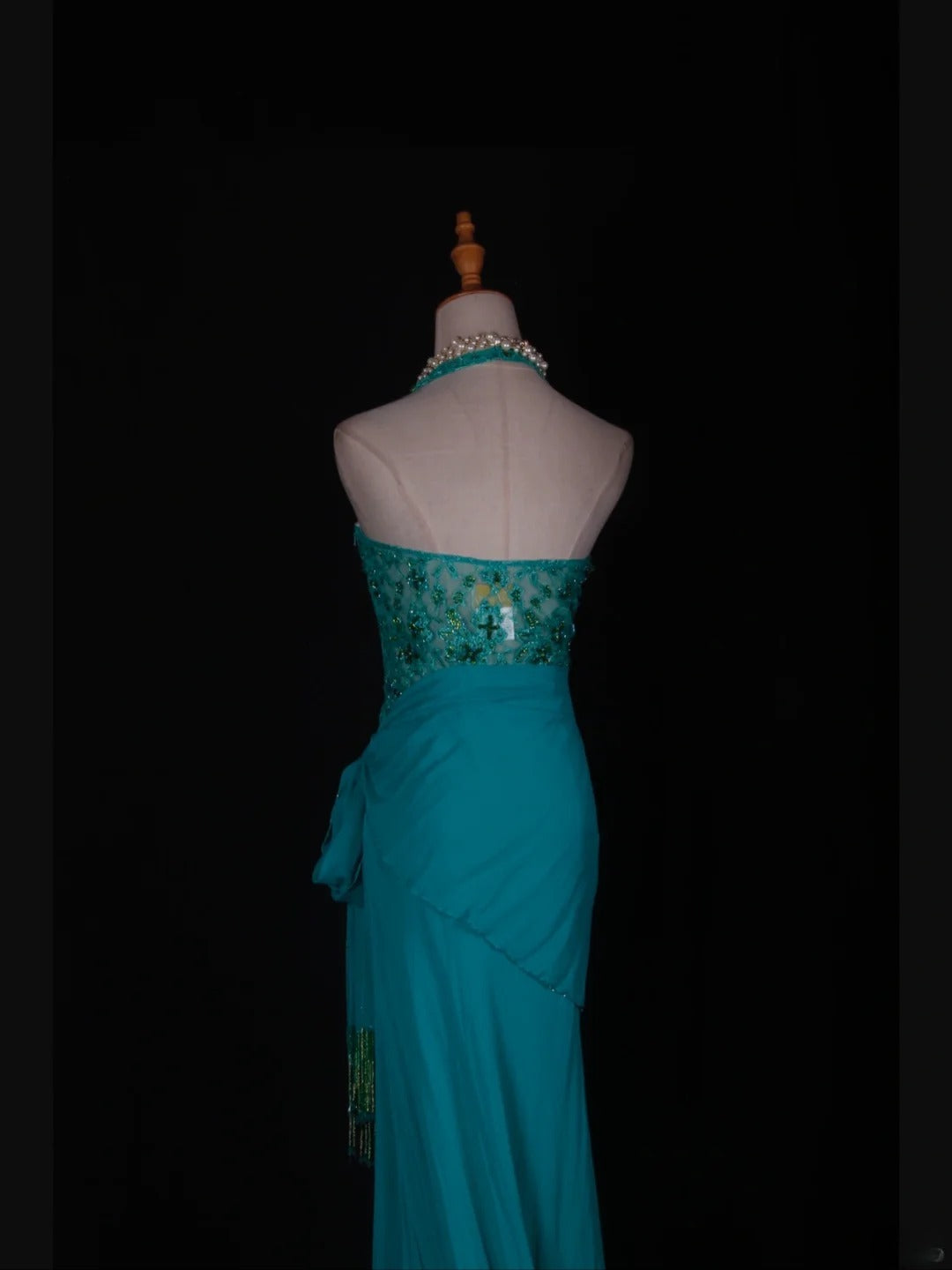 Retro-60er-Jahre-Abendkleid aus blauem Chiffon mit asymmetrischem V-Ausschnitt, Perlen und Spitze – Inspiration für das Outfit zum 22. Geburtstag (AS360)