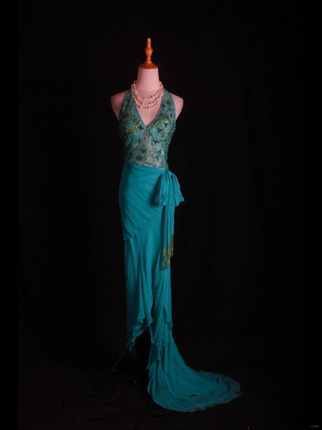 Retro-60er-Jahre-Abendkleid aus blauem Chiffon mit asymmetrischem V-Ausschnitt, Perlen und Spitze – Inspiration für das Outfit zum 22. Geburtstag (AS360)