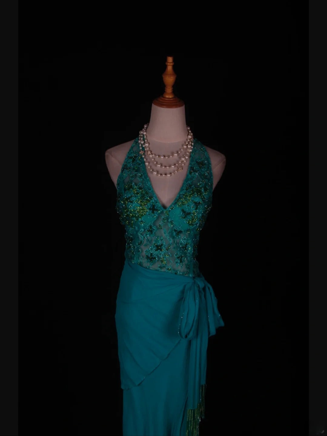 Retro-60er-Jahre-Abendkleid aus blauem Chiffon mit asymmetrischem V-Ausschnitt, Perlen und Spitze – Inspiration für das Outfit zum 22. Geburtstag (AS360)