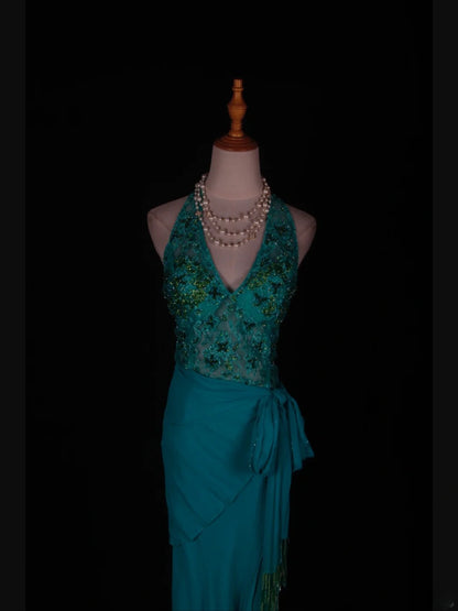 Retro-60er-Jahre-Abendkleid aus blauem Chiffon mit asymmetrischem V-Ausschnitt, Perlen und Spitze – Inspiration für das Outfit zum 22. Geburtstag (AS360)
