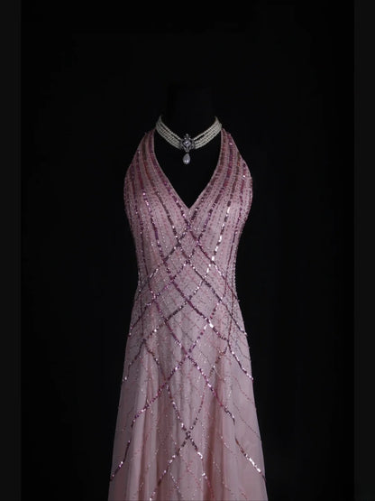 Retro 60er Jahre A-Linien-Abendkleid aus rosafarbenem Chiffon mit Perlen und V-Ausschnitt – Inspiration für das Outfit zum 22. Geburtstag – Abendkleid AS362