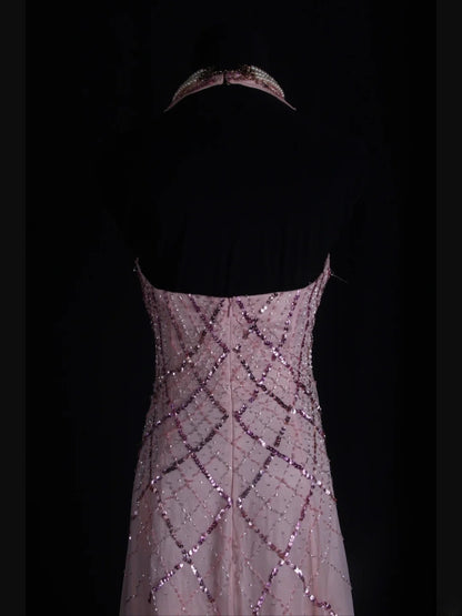 Retro 60er Jahre A-Linien-Abendkleid aus rosafarbenem Chiffon mit Perlen und V-Ausschnitt – Inspiration für das Outfit zum 22. Geburtstag – Abendkleid AS362