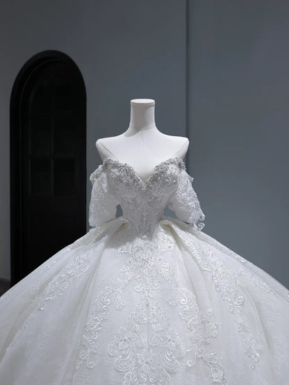 Vintage langes Brautkleid im Prinzessinnen-Ballkleid-Stil mit schulterfreiem Schnitt, Ärmeln, plissierten Applikationen und Schleppe, weißes Brautkleid AS367
