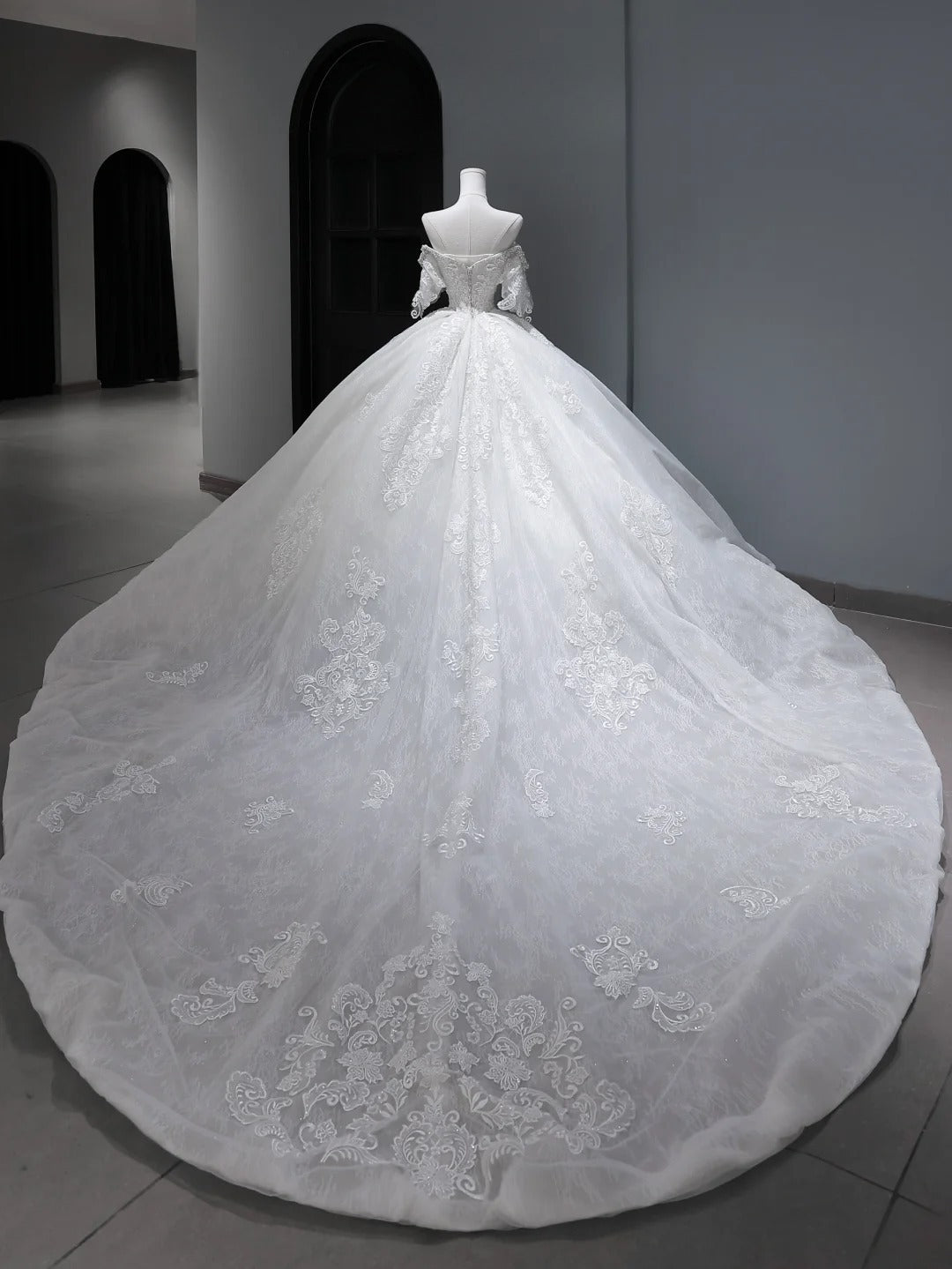Vintage langes Brautkleid im Prinzessinnen-Ballkleid-Stil mit schulterfreiem Schnitt, Ärmeln, plissierten Applikationen und Schleppe, weißes Brautkleid AS367