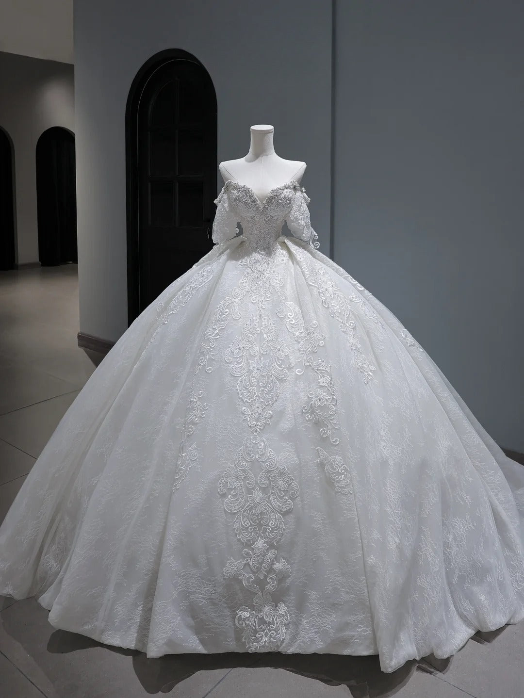Vintage langes Brautkleid im Prinzessinnen-Ballkleid-Stil mit schulterfreiem Schnitt, Ärmeln, plissierten Applikationen und Schleppe, weißes Brautkleid AS367